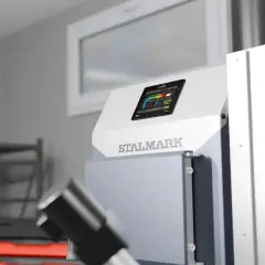 Panel sterowania pieca na pellet STALMARK. Wyświetla parametry pracy, pomagając zrozumieć, jak wygasić piec na pellet.