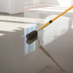 Wałek do odpowietrzania wylewki anhydrytowej. Czas schnięcia wylewki anhydrytowej zależy od wielu czynników.