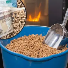Wiadomo, ile kg trocin na tonę pelletu, gdy widzimy stos pelletu z łopatką i polskie banknoty obok paleniska.