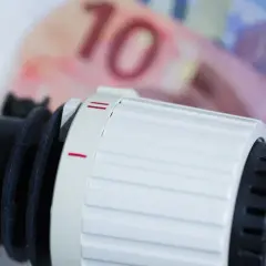 Termostat grzejnika i banknot 10 euro. Zastanawiasz się, ile kosztuje godzina grzania grzejnikiem olejowym?