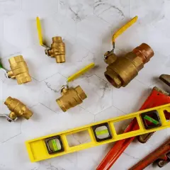 Narzędzia hydrauliczne: zawory kulowe, klucze i poziomica. Przygotowanie do tego, jak odpowietrzyć bojler CWU.