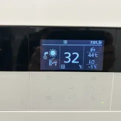 Wyświetlacz pompy ciepła Panasonic: 32°C, 44°C (woda), -1°C (zewnętrzna). Grzałka włączona.