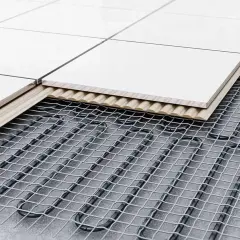 Warstwa izolacyjna, siatka z przewodami grzewczymi i płytki ceramiczne – tak wygląda przekrój podłogi, pokazujący, jak wykonać ogrzewanie podłogowe krok po kroku.