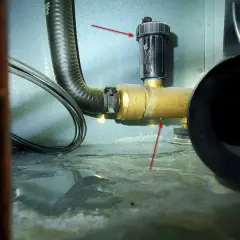Zawór odpowietrzający na instalacji podłogówki. Gdy woda kapie, to znak, że trzeba sprawdzić, jak obniżyć ciśnienie w podłogówce.
