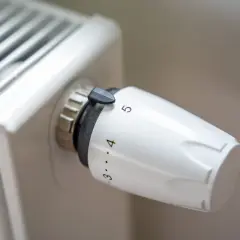 Jak działa termostat w grzejniku i dlaczego warto go mieć?