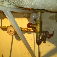 Instalacja wodna z licznikiem i zaworem bezpieczeństwa. Podpowiadamy, jak zamontować zawór bezpieczeństwa w bojlerze elektrycznym.