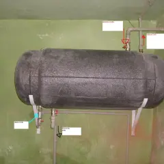 Duży bojler z izolacją, podłączony do instalacji CO. Zastanawiasz się, ile czasu nagrzewa się woda w bojlerze? To zależy od jego pojemności i mocy źródła ciepła.