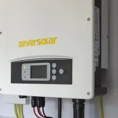 Zautomatyzowany system monitoruje, ile prądu pobiera inwerter. Widoczny jest panel sterowania z wyświetlaczem i przyciskami.
