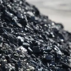Stos węgla, który może pomóc odpowiedzieć na pytanie, czy groszek i ekogroszek to to samo.