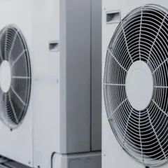 Trzy jednostki zewnętrzne klimatyzatorów, które mogą posłużyć do konwersji na pompę ciepła, stoją obok siebie na dachu.