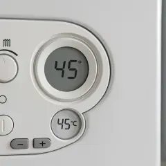 Panel sterowania kotła z wyświetlaczem 45°C. Dowiedz się, jak ustawić czujnik temperatury, korzystając z pokrętła i przycisków +/-.