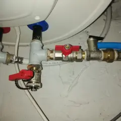 Zawór bezpieczeństwa w bojlerze elektrycznym zamontowany jest na rurze doprowadzającej wodę, tuż przy urządzeniu.