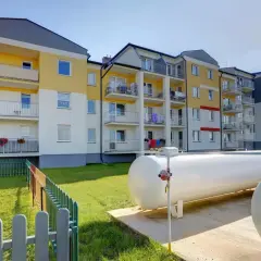 Duże zbiorniki gazu zapewniają ogrzewanie gazowe w bloku. Obok plac zabaw.
