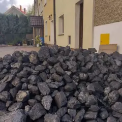 Góra węgla, świeżo dostarczona przez kuriera prosto z kopalni, czeka na zimowe dni.