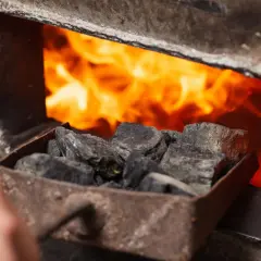 Węgiel w popielniku czeka na wrzucenie do pieca. Kto dostanie dopłaty do węgla dla kogo?
