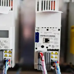 Panel sterowania falownika z przyciskami i wyświetlaczem. Czy falownik wyłącza się na noc? Zależy od konfiguracji.