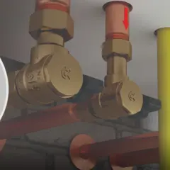 Instrukcja montażu zaworu zwrotnego: mosiężne elementy instalacji hydraulicznej, strzałki wskazują kierunek przepływu.
