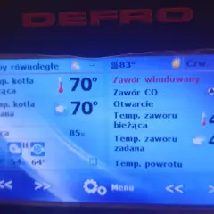 Minimalna temperatura kotła na ekogroszek to 70°C. Kocioł pracuje z wydajnością 85%.