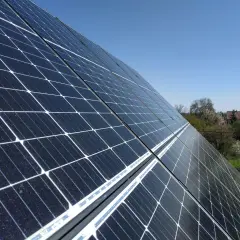 Panele fotowoltaiczne na dachu, idealne do rozważań, jak wybrać najlepszy czujnik do pomiarów w systemach fotowoltaicznych.