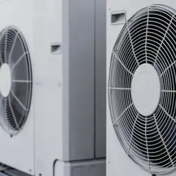 Trzy jednostki zewnętrzne klimatyzatorów, które mogą posłużyć do konwersji na pompę ciepła, stoją obok siebie na dachu.