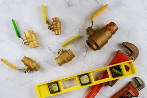 Narzędzia hydrauliczne: zawory kulowe, klucze i poziomica. Przygotowanie do tego, jak odpowietrzyć bojler CWU.