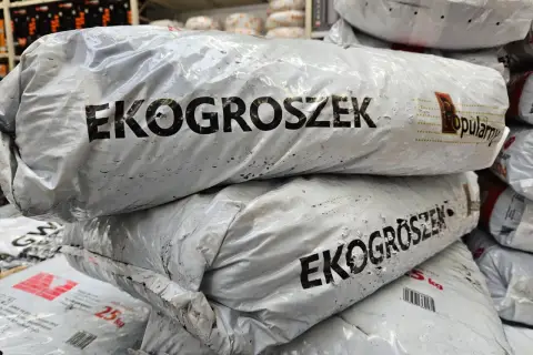 Stos worków z napisem "EKOGROSZEK z polskich kopalni". W tle regały z produktami.