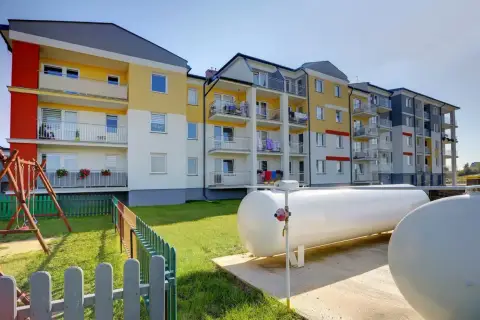 Duże zbiorniki gazu zapewniają ogrzewanie gazowe w bloku. Obok plac zabaw.
