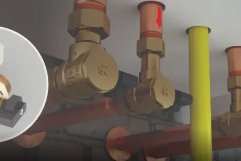 Instrukcja montażu zaworu zwrotnego: mosiężne elementy instalacji hydraulicznej, strzałki wskazują kierunek przepływu.