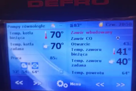 Minimalna temperatura kotła na ekogroszek to 70°C. Kocioł pracuje z wydajnością 85%.