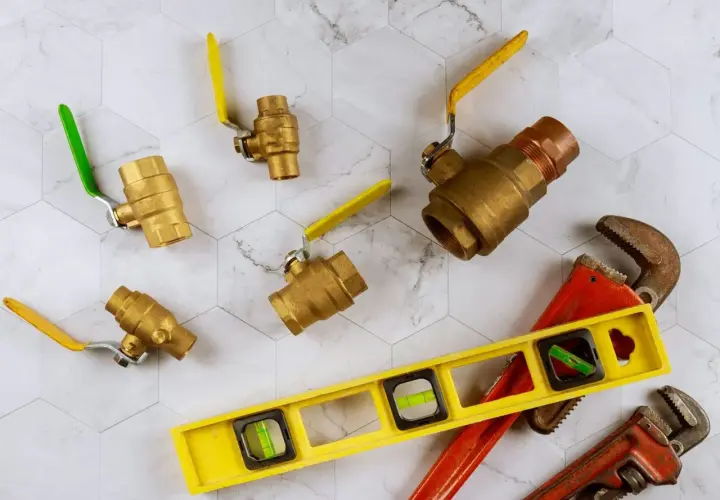 Narzędzia hydrauliczne: zawory kulowe, klucze i poziomica. Przygotowanie do tego, jak odpowietrzyć bojler CWU.
