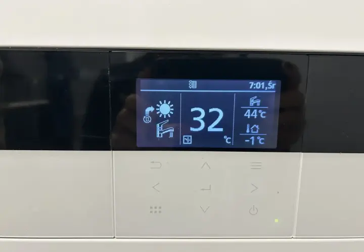 Wyświetlacz pompy ciepła Panasonic: 32°C, 44°C (woda), -1°C (zewnętrzna). Grzałka włączona.