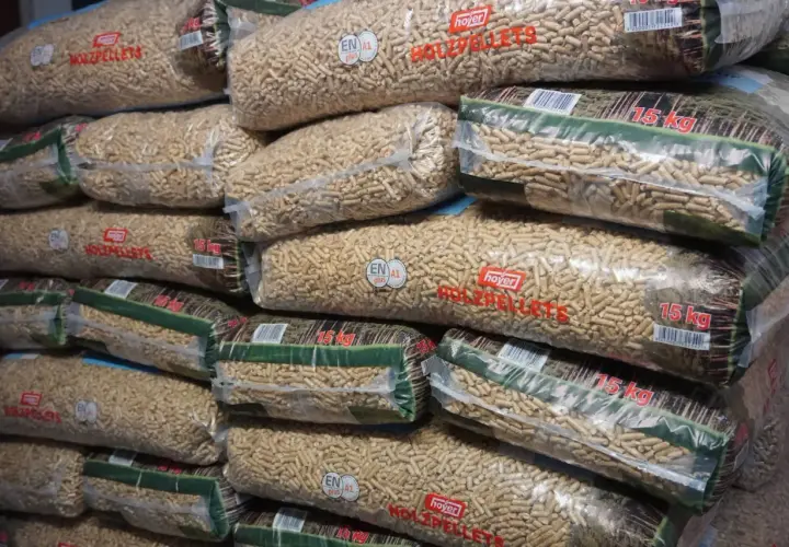 Stos worków z pelletem drzewnym. Na każdym worku widnieje napis "hoyer HOLZPELLET" i waga 15 kg. Ile worków w tonie pelletu?