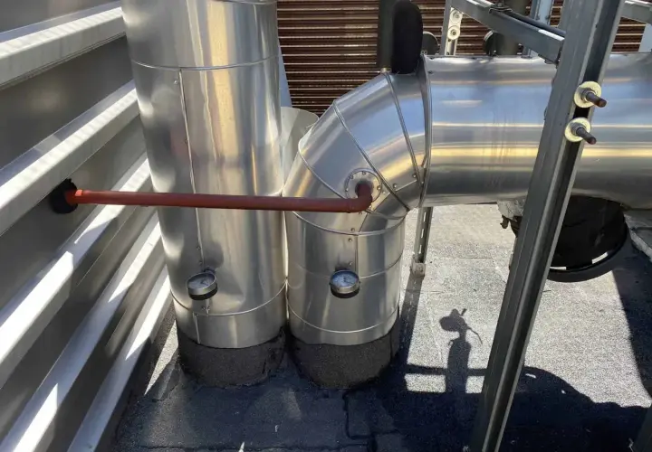 Instalacja CO z rurami i manometrami. Warto sprawdzić, ile glikolu do instalacji co jest potrzebne.