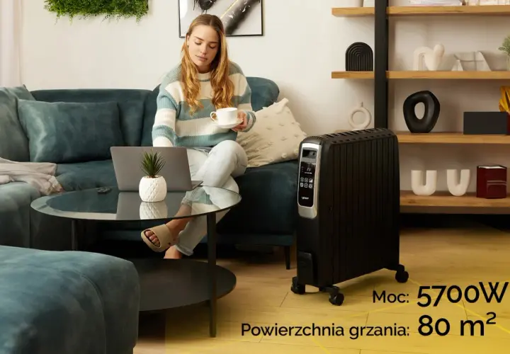 Kobieta z laptopem i kawą obok grzejnika olejowego. Sprawdź, ile prądu bierze grzejnik olejowy o mocy 5700W, ogrzewający 80 m².