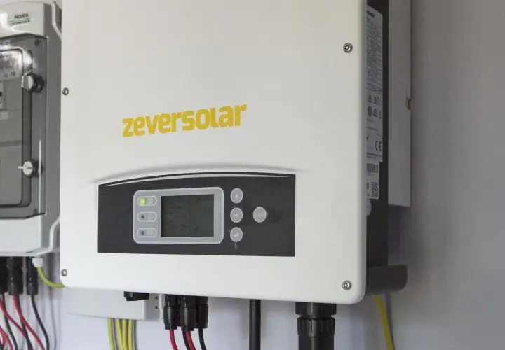 Zautomatyzowany system monitoruje, ile prądu pobiera inwerter. Widoczny jest panel sterowania z wyświetlaczem i przyciskami.