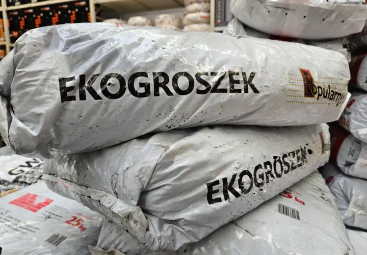 Stos worków z napisem "EKOGROSZEK z polskich kopalni". W tle regały z produktami.
