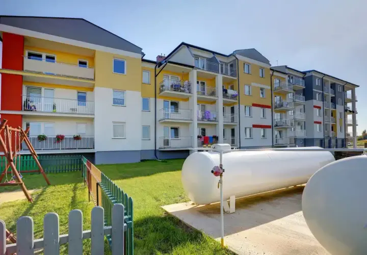 Duże zbiorniki gazu zapewniają ogrzewanie gazowe w bloku. Obok plac zabaw.