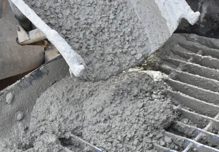 Świeży beton wylewany z betoniarki. Idealny jaki beton na ogrzewanie podłogowe, zapewniający równomierne rozprowadzenie ciepła.