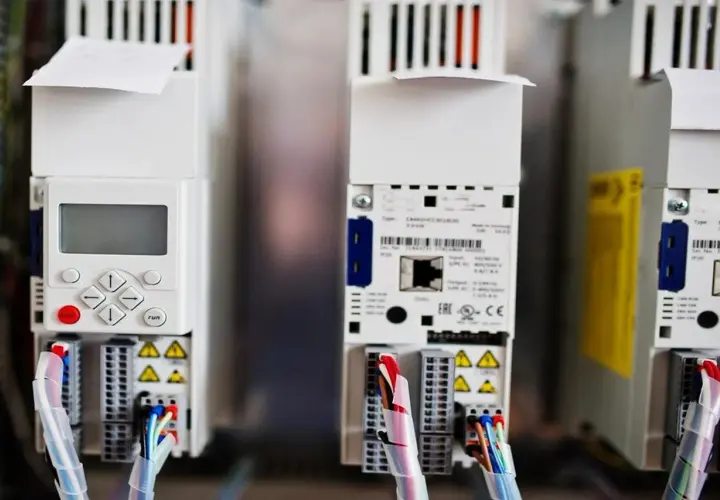 Panel sterowania falownika z przyciskami i wyświetlaczem. Czy falownik wyłącza się na noc? Zależy od konfiguracji.