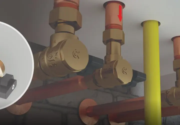 Instrukcja montażu zaworu zwrotnego: mosiężne elementy instalacji hydraulicznej, strzałki wskazują kierunek przepływu.