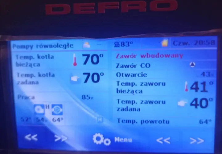 Minimalna temperatura kotła na ekogroszek to 70°C. Kocioł pracuje z wydajnością 85%.