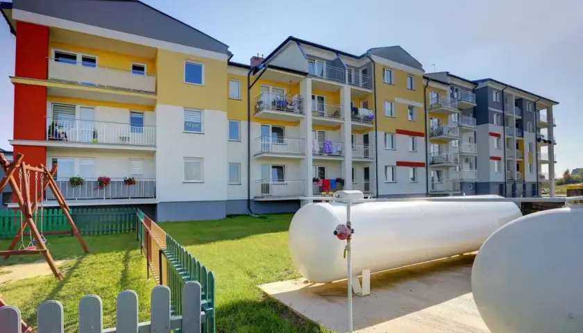 Duże zbiorniki gazu zapewniają ogrzewanie gazowe w bloku. Obok plac zabaw.