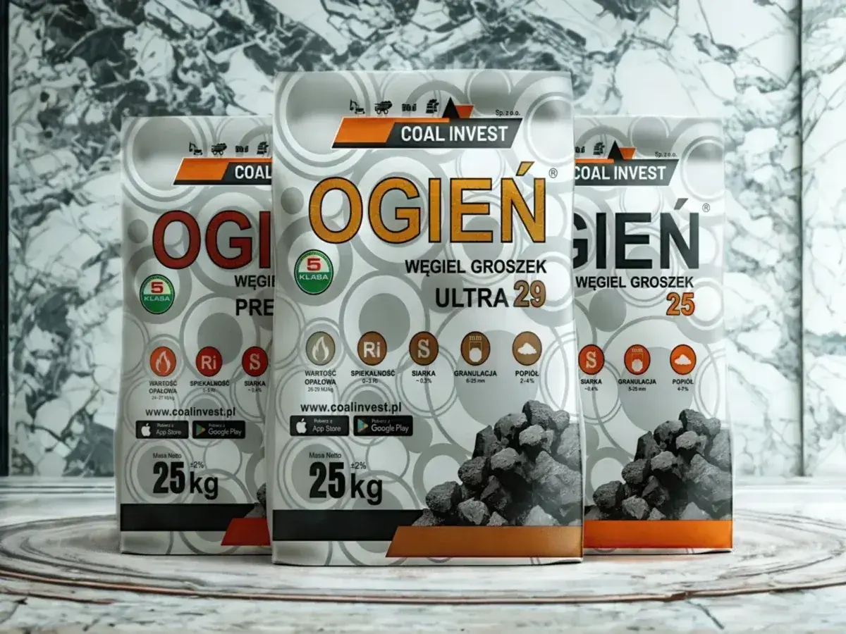 Trzy worki węgla "Ogień" od Coal Invest. Opakowania informują o parametrach, takich jak wartość opałowa i granulacja, ułatwiając zapisy na węgiel.