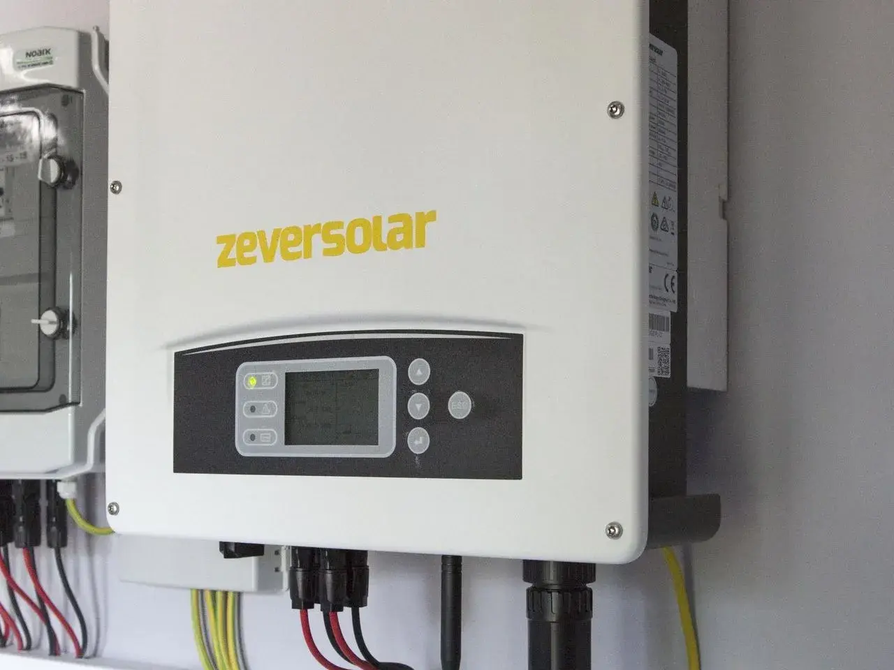 Zautomatyzowany system monitoruje, ile prądu pobiera inwerter. Widoczny jest panel sterowania z wyświetlaczem i przyciskami.
