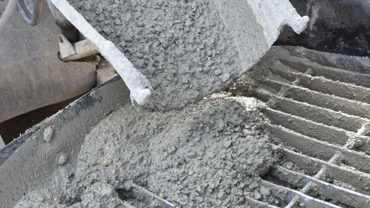 Świeży beton wylewany z betoniarki. Idealny jaki beton na ogrzewanie podłogowe, zapewniający równomierne rozprowadzenie ciepła.