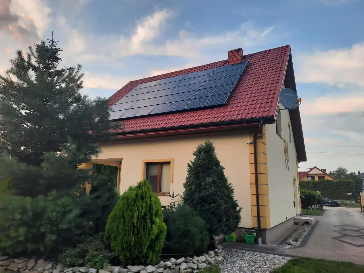 Zdjęcie Fotowoltaika 4 kW ile kosztuje? Poznaj ukryte koszty i oszczędności
