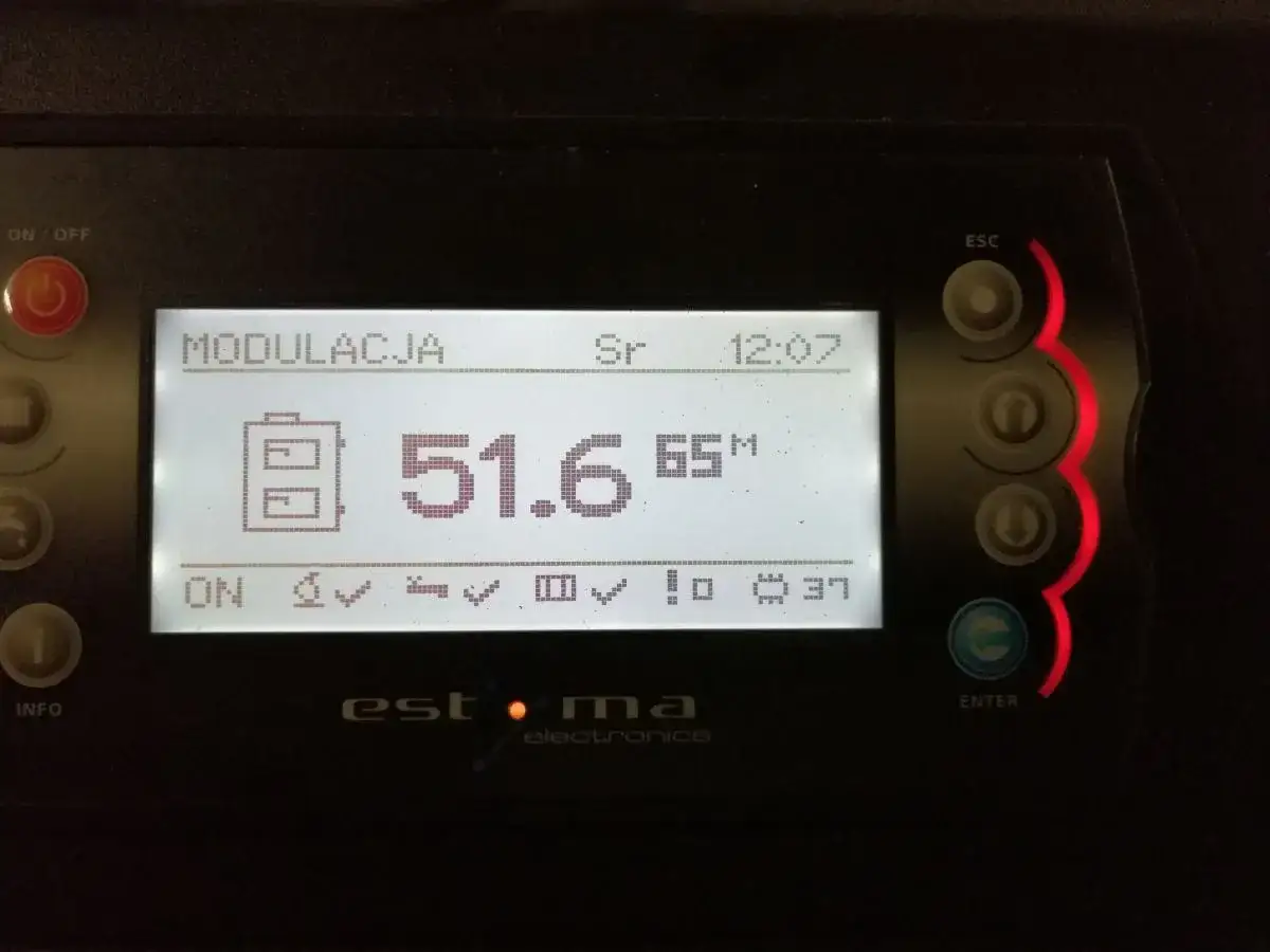 Wyświetlacz pieca na pellet pokazuje 51.6°C. To przykład, jak działa histereza w piecu na pellet, utrzymując stabilną temperaturę.